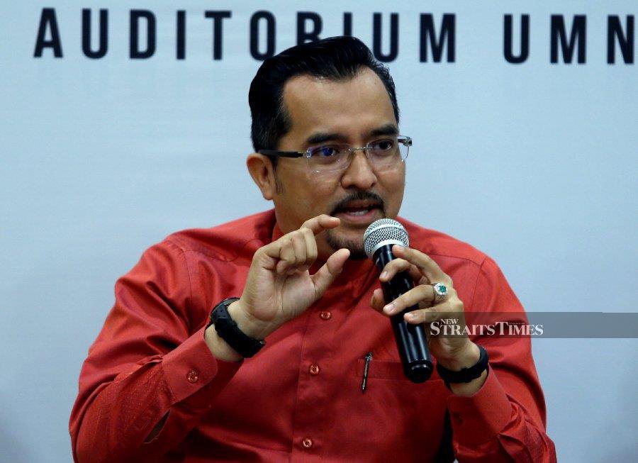 As the competition for the Umno Youth chief election heats up, incumbent Datuk Dr Asyraf Wajdi Dusuki has taken to Facebook to showcase his career achievements, in hopes of securing a job. - NSTP file pic