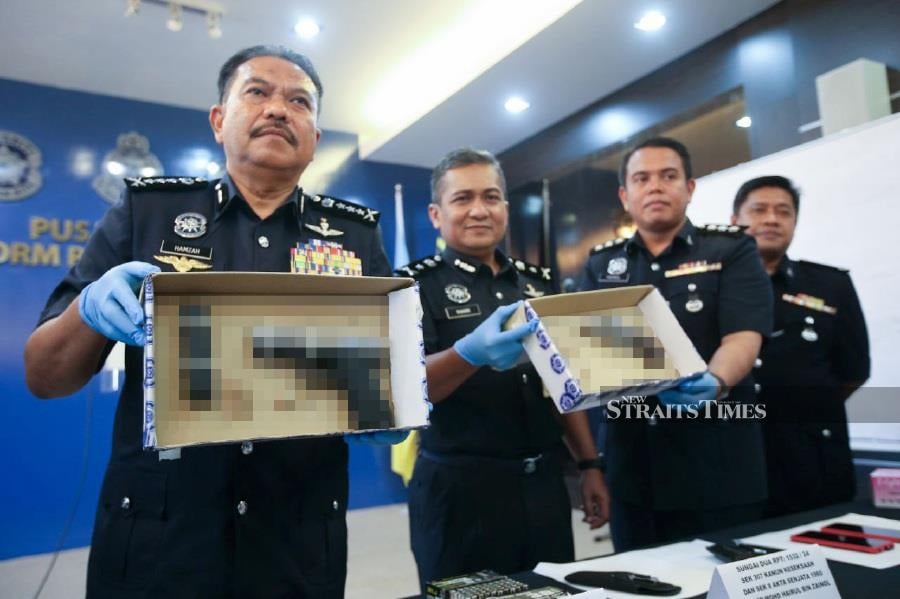 State police chief Datuk Hamzah Ahmad (left) said a team from the Criminal Investigation Department, which was on duty, had stumbled upon a Perodua Myvi at the junction of Jalan Pokok Sena and Jalan Permatang Baru, Sungai Dua about 2.05am, raising suspicion. - NSTP/MIKAIL ONG