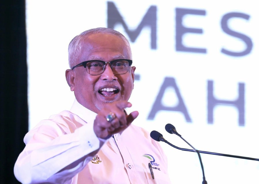Datuk Mahfuz Omar has reminded the Perikatan Nasional (PN) state government to focus on completing projects that are behind schedule in Kedah before 'dreaming' of developing a Light Rapid Transit (LRT) system in Langkawi. — BERNAMA FILE PIC