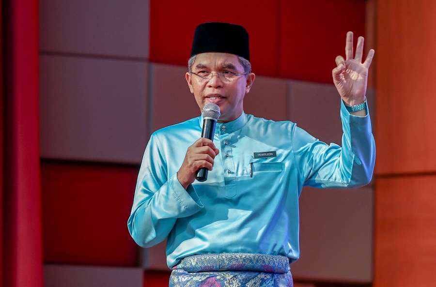 The Ministry of Education (MOE) is planning to appoint teachers on a contract basis to fill up vacancies for the post, said Education director-general Datuk Pkharuddin Ghazali. - Bernama pic