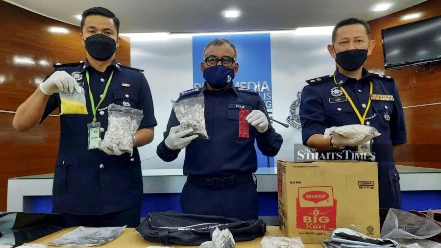 Pahang police chief Datuk Ramli Mohamed Yoosuf (centre) said the couple, believed to be in a relationship, tested positive for drugs and had several previous drug-related records. - NSTP/ASROL AWANG. 