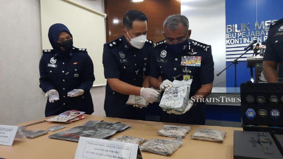 Pahang police chief Datuk Ramli Mohamed Yoosuf (right) said the suspect was busy packing syabu and sorting out the drugs which were meant for distribution during the raid. - NSTP/ASROL AWANG.