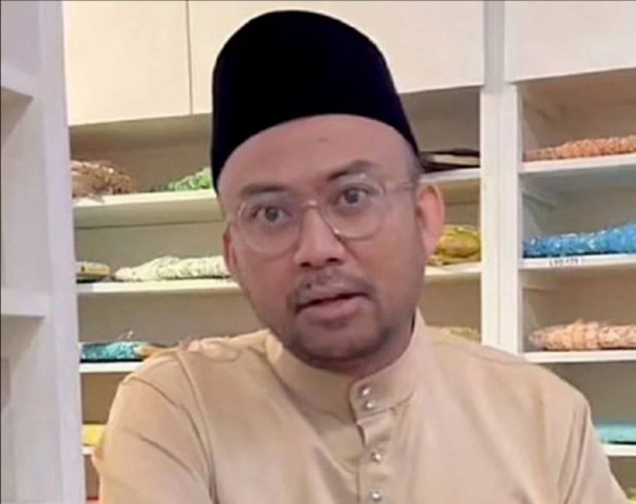 A screenshot of Datuk Red wearing the baju Melayu. 