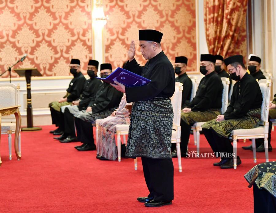Datuk Saarani Mohamad during the swearing in ceremony of Perak Menteri Besar at Istana Iskandariah. - BERNAMA pic