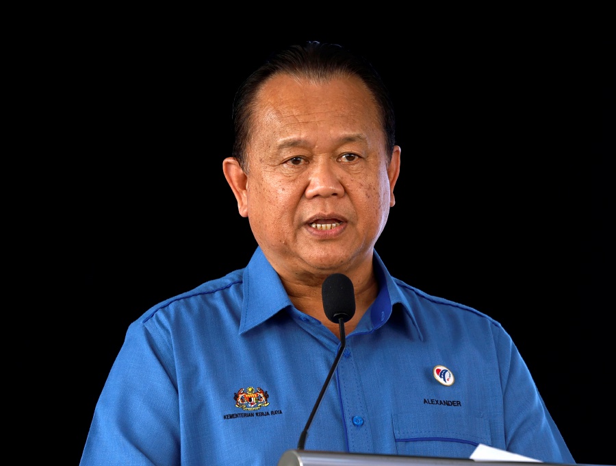 The data collected through the MYJalan application will serve as master data for analysing and repairing damaged roads in the country, said Works Minister Datuk Seri Alexander Nanta Linggi. - Bernama pic