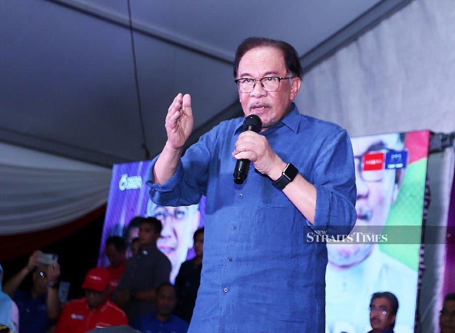 Pakatan Harapan (PH) chairman Datuk Seri Anwar Ibrahim, issued a strong call for the people of Selangor to “wipe out’ the political careers of those who have betrayed their parties within the unity government. - NSTP/SAIFULLIZAN TAMADI