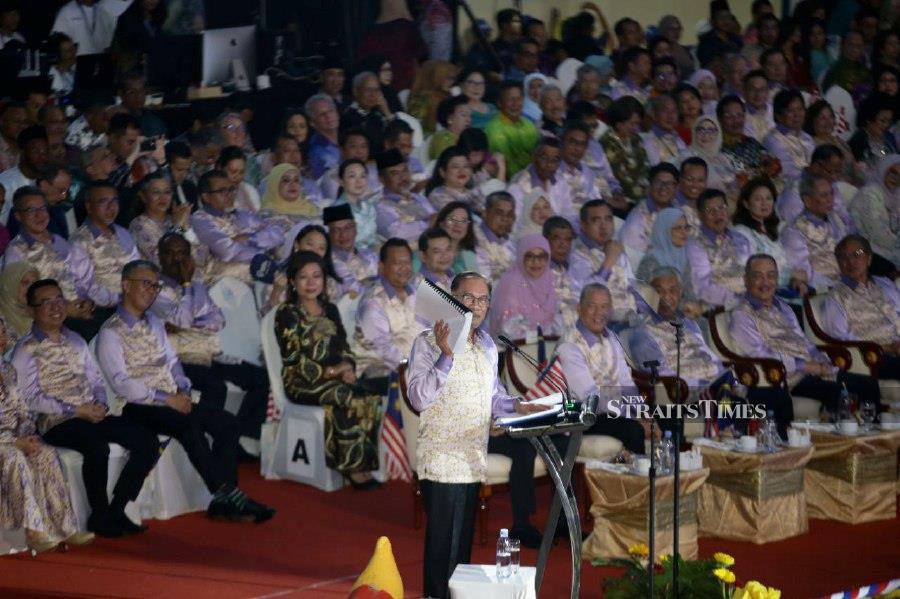 Prime Minister Datuk Seri Anwar Ibrahim has pledged that the government's machinery will be mobilised to thoroughly review each letter submitted to Yang di-Pertuan Agong Al-Sultan Abdullah Ri'ayatuddin Al-Mustafa Billah Shah by the people of Sabah and Sarawak during the recently concluded Kembara Kenali Borneo tour. - NSTP/ NADIM BOKHARI