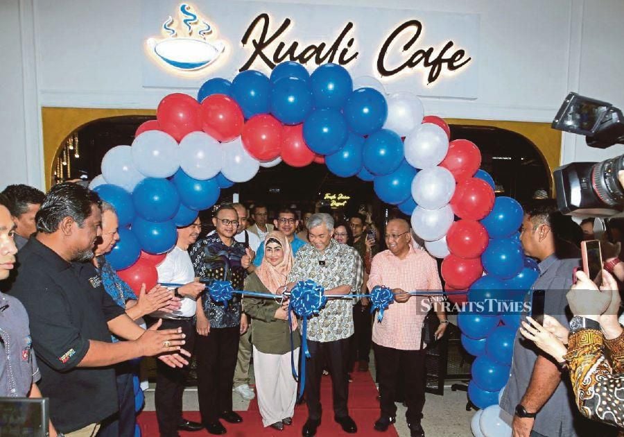 Deputy Prime Minister, Datuk Seri Ahmad Zahid Hamidi, officiated the opening of Kuali Cafe at the Pusanika Building, UKM Bangi. -  NSTP/EIZAIRI SHAMSUDIN