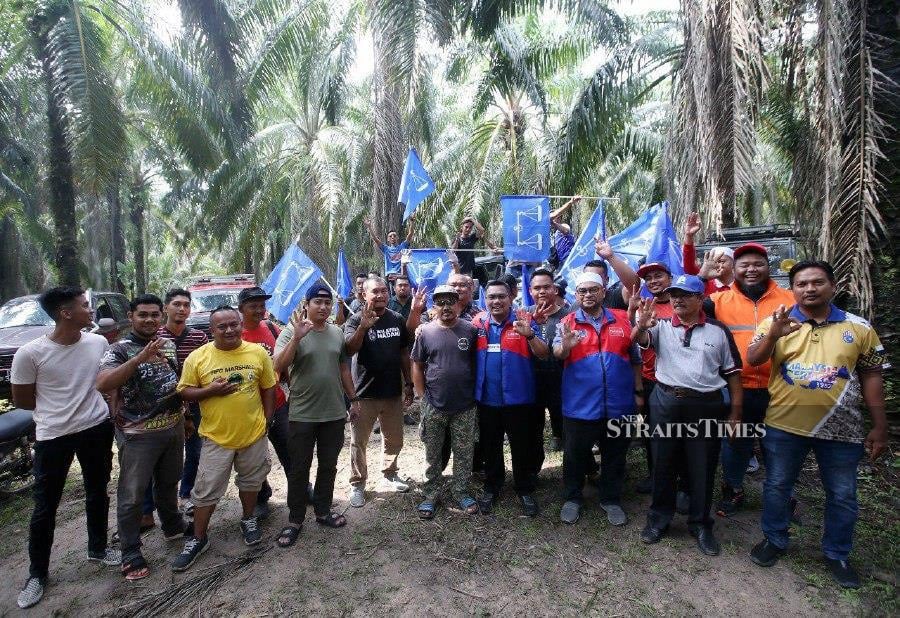 Parti Amanah Negara (Amanah) vice-president Datuk Seri Dr Mujahid Yusof Rawa (3rd from right) is making his presence felt on the campaign trail, lending his support to Barisan Nasional (BN) candidate Datuk Amizar Abu Adam in the ongoing Pelangai by-election. - NSTP/EIZAIRI SHAMSUDIN