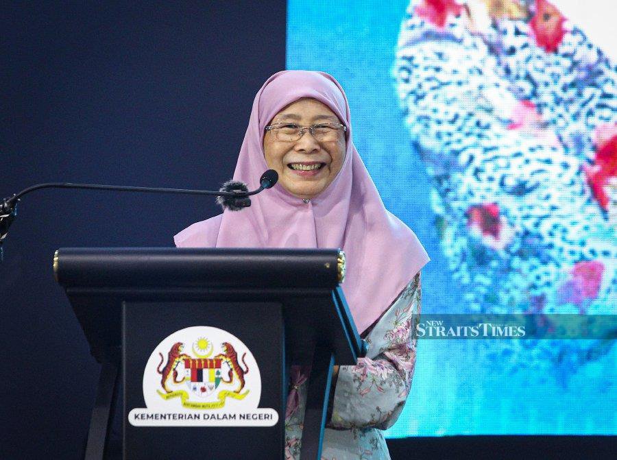 Datuk Seri Dr Wan Azizah Wan Ismail, said that as a mother and a grandmother, she knew that the challenges faced by girls today are vastly different from what she experienced when growing up, especially with the emergence of social media. - NSTP/ AZIAH AZMEE