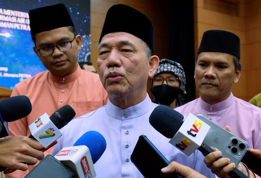 Deputy Prime Minister Datuk Seri Fadillah Yusof, who is also the Unity Government chief whip, said no draft document was submitted or received during his meeting with Opposition Leader Datuk Seri Hamzah Zainuddin in Parliament on March 19. - Bernama pic