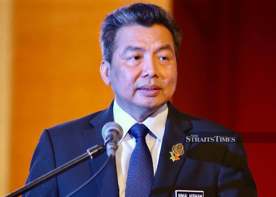 Tanah Merah member of parliament Datuk Seri Ikmal Hisham Abdul Aziz today rubbished allegations that he had given out G-Shock watches and umbrellas to attract crowds at a recent gathering. - NSTP file pic
