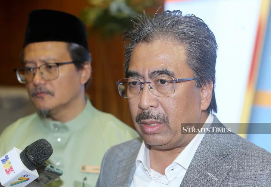 The federal government is serious in resolving the issues surrounding the palm oil industry in the country, said Plantation and Commodities Minister Datuk Seri Johari Abdul Ghani. - NSTP/SAIFULLIZAN TAMADI 