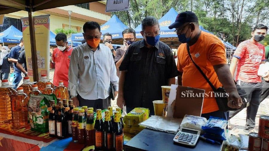 Foreign Minister Datuk Seri Saifuddin Abdullah (2nd right) said both countries mutually understood the need for each government to always uphold the rule of law.  - NSTP/ ASROL AWANG