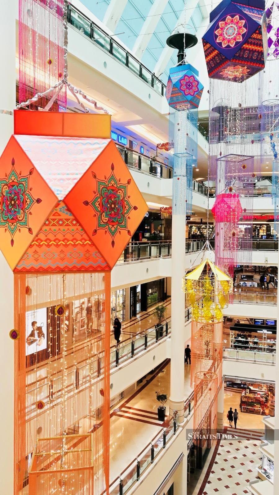 Suria Klcc Ramlee Entrance - Jom Shop Kl Malls Light Up ...