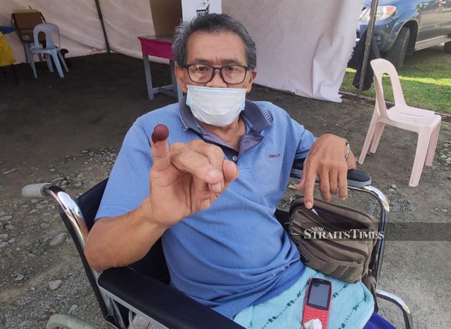 Despite the risks presented by the Covid-19 pandemic, Dominic Surat, 75, was determined to exercise his right to vote in the 16th Sabah election today. STR/ RECQUEAL RAIMI