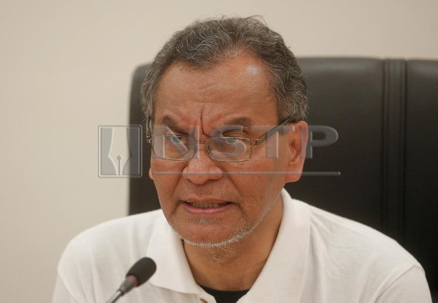 Datuk Seri Dr Dzulkefly Ahmad, said that the gazetted prohibition against smoking in restaurants is based on firm grounds under the Control of Tobacco Product (Amendment) Regulations 2008. Pic by NSTP/MAHZIR MAT ISA