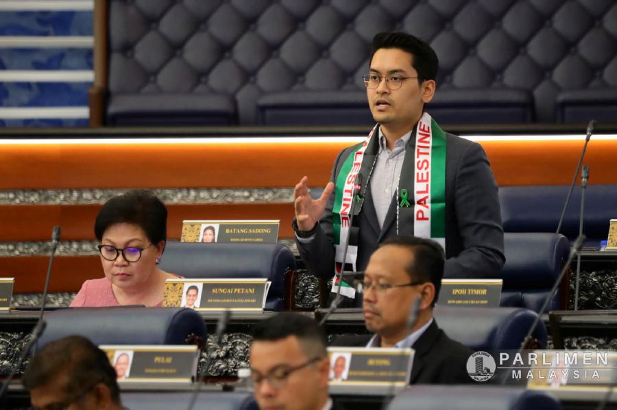 The Dewan Rakyat today turned heated after the government backbenchers had a prolonged argument over “anak papa” (father’s son) remark made by an opposition member Datuk Awang Hashim towards Sungai Petani member of parliament Dr Mohammed Taufiq Johari. - Pic credit Facebook Parlimen Malaysia