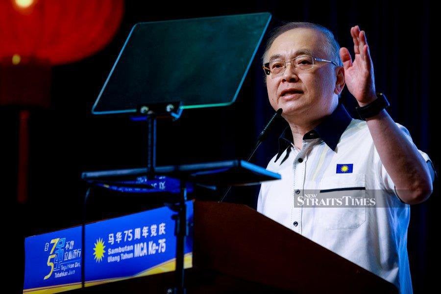 MCA president Datuk Seri Dr Wee Ka Siong said if the government intends to implement an RM3,000 minimum wage for graduates, they should cover the disparity between this figure and the current average wage. - NSTP/ASYRAF HAMZAH