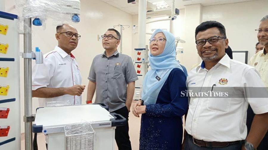 Health Minister Dr Zaliha Mustafa (second from right) said the ministry had seen improvements on the number of healthcare staff in both the public and private sectors, with a ratio of 1:420 medical officer to patient in 2021, compared to 1:554 in 2017. - NSTP/AHMAD ISMAIL. 