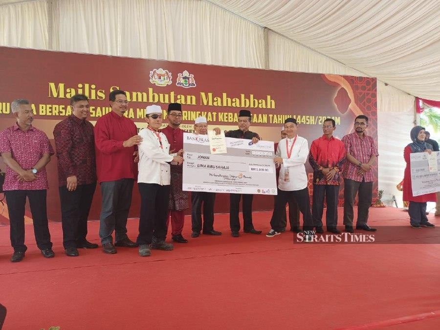Deputy Minister in the Prime Minister’s Department (Religious Affairs) Senator Dr Zulkifli Hasan (5th from left) said that monitoring not only involves aspects of financial use but also the extent to which programmes from the funds have a major impact on the community. -NSTP/ NAZRI ABU BAKAR