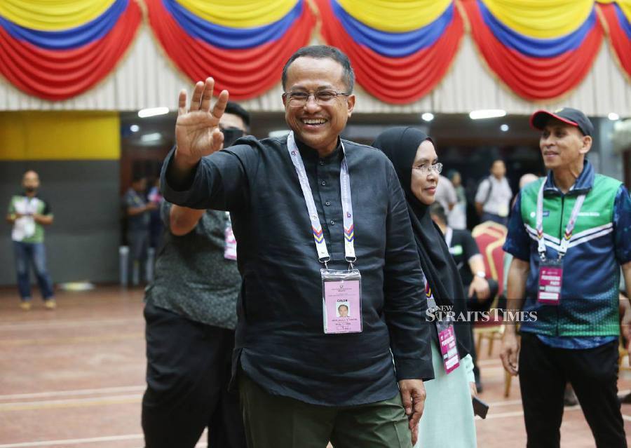 The newly-emerged winner of the Kemaman parliamentary seat by-election Datuk Seri Dr Ahmad Samsuri Mokhtar has thanked those who were involved in the by-election. - NSTP/ROHANIS SHUKRI