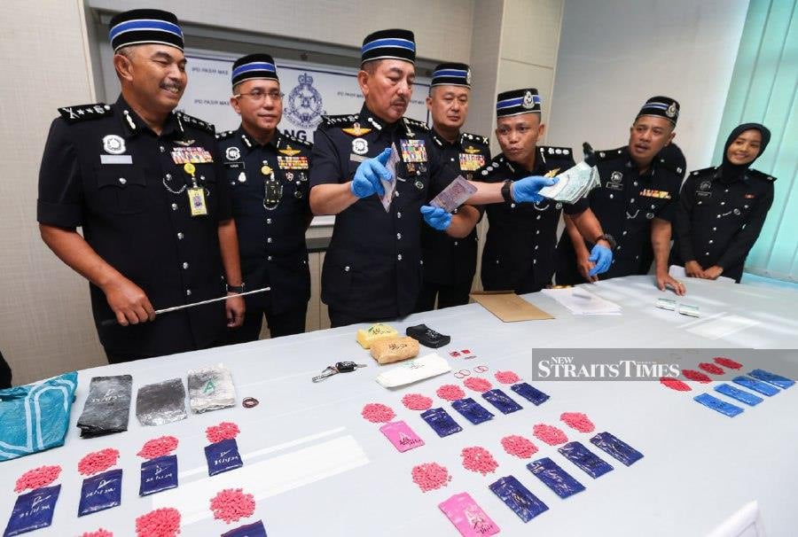 Kelantan police chief Datuk Muhammad Zaki Harun said the suspects, aged 26 and 27, were detained at 6.30pm after an inspection revealed the methamphetamine pills, known locally as “pil kuda” or “yaba” pills, in green plastic packages. - NSTP/NIK ABDULLAH NIK OMAR