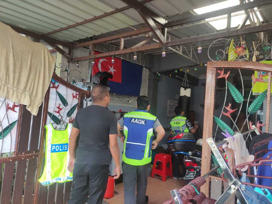 The National Anti-Drugs Agency (NADA) and Johor police detained 25 suspected drug-addicts in a joint operation to combat drug related activities in an oil palm estate in Masai, today. - Pic courtesy of Johor Health and Environment Office.