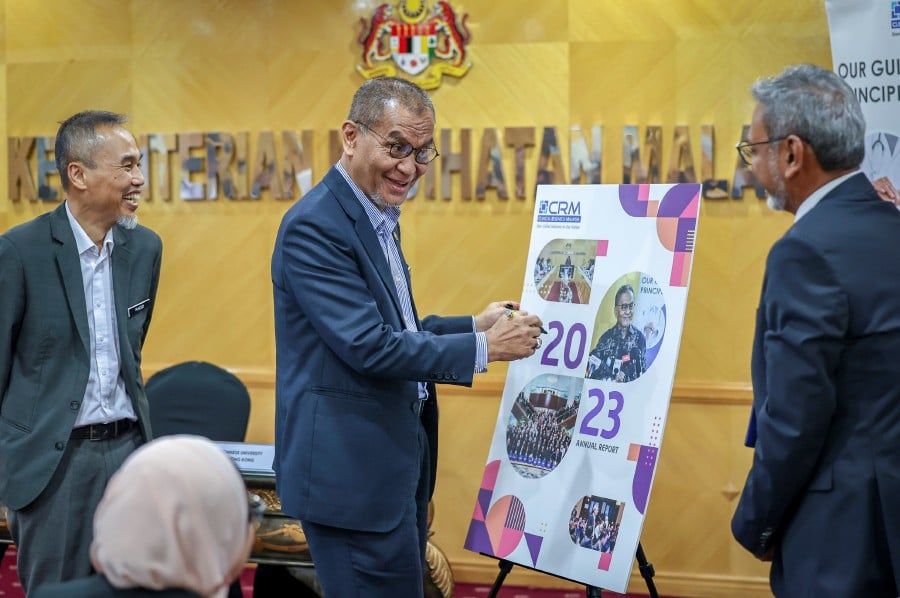 Health Ministry Datuk Seri Dr Dzulkefly Ahmad launching the 2023 Clinical Research Malaysia (CRM) annual report at the Health Ministry. With him are Health director-general Datuk Dr Muhammad Radzi Abu Hassan (left) and CRM chief executive officer Dr Akhmal Yusof. Bernama pic