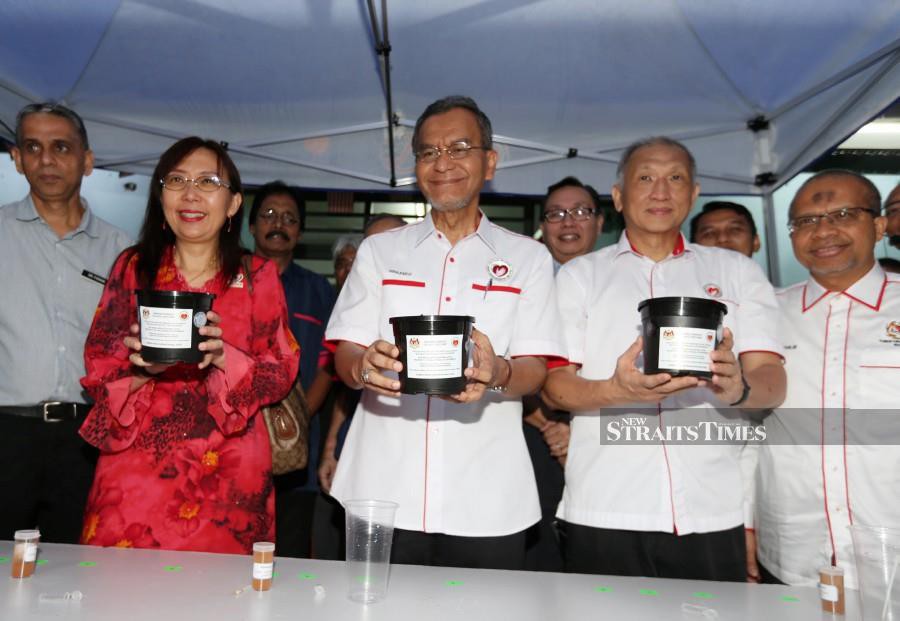 Health Minister Datuk Seri Dr Dzulkefly Ahmad (centre), Primary Industries Minister Teresa Kok (left) and Health deputy director-general (Public Health) Datuk Dr Chong Chee Keong during the releasing of the Wolbachia-infected mosquitoes at Apartment Sri Rakyat in Bukit Jalil. - NSTP/Zunnur Al Shafiq