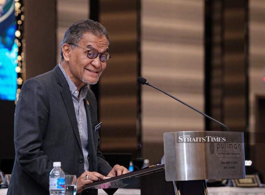Health Minister Datuk Seri Dr Dzulkefly Ahmad states that the government will continue its efforts to retain medical personnel at government hospitals by offering better remuneration and incentives.-NSTP/AZIAH AZMEE