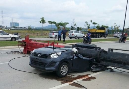 Perodua Jalan Meru Klang - Red Pastel a