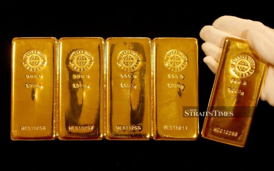 Gold bars are displayed during a photo opportunity at a store. REUTERS/Yuriko Nakao/File Photo