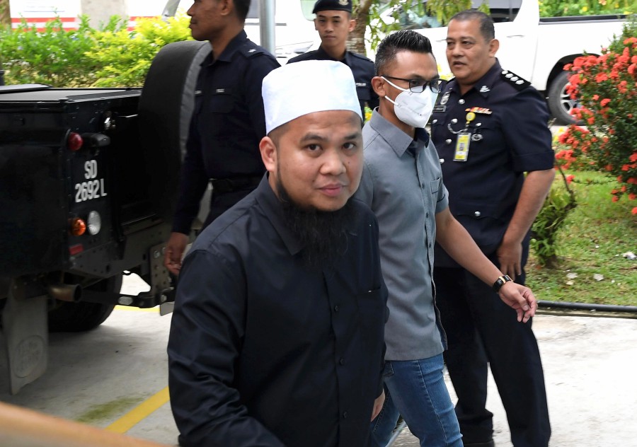 The seventh witness in the trial of preacher Ebit Irawan Ibrahim Lew or Ebit Lew told the magistrate’s court here today that she found a history of pornographic websites surfed from a mobile phone which she had analysed. -Bernama file pic