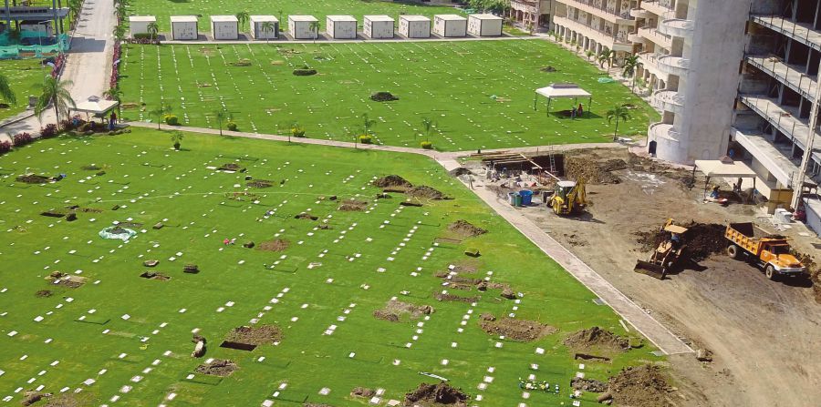 Aerial view of graves at the Jardines de la Esperanza cemetery in Guayaquil. AFP