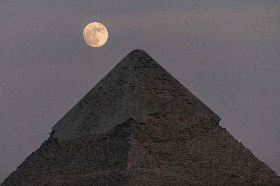 The waxing gibbous moon rises over the Pyramid of Khafre (Chephren) at the Giza Pyramids necropolis on the southwestern outskirts of the Egyptian capital on July 12, 2022 a day ahead of the July "buck supermoon". (Photo by Khaled DESOUKI / AFP)