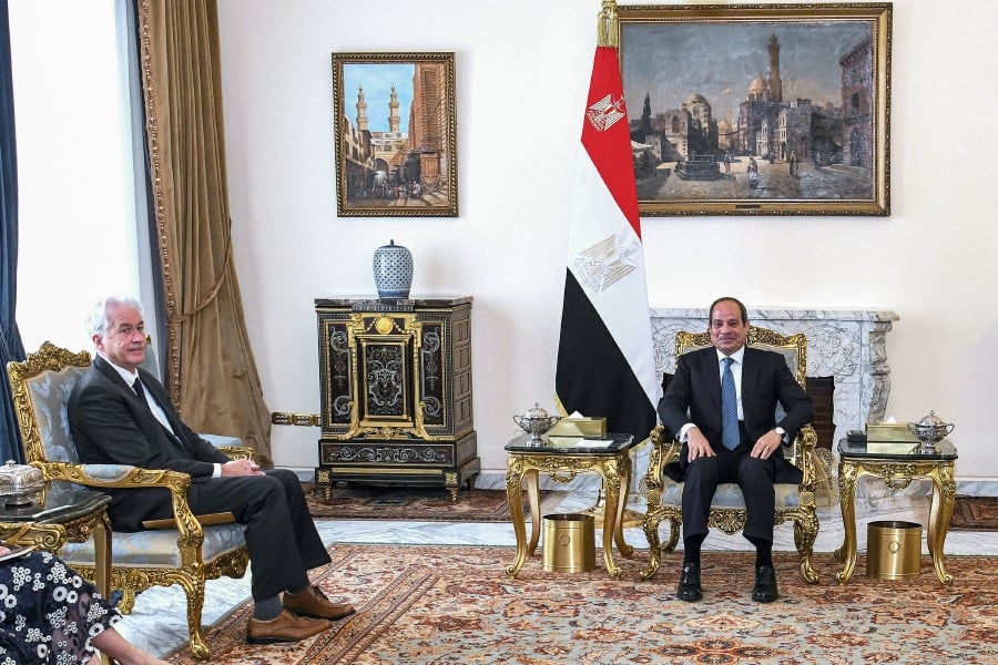 Egypt's President Abdel Fattah al-Sisi (right) meeting with CIA Director Bill Burns at the presidential palace in Cairo. (Photo by EGYPTIAN PRESIDENCY / AFP) 