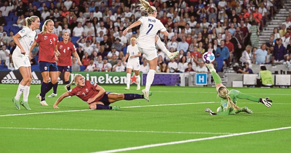 West Brom Women switch from white to navy shorts due to period