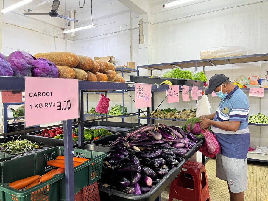KUALA LUMPUR: The price of vegetables in the market have not experienced any significant increase with most of them being cheaper now than before Hari Raya Aidilfitri. — NSTP / Ercy Gracella Ajos