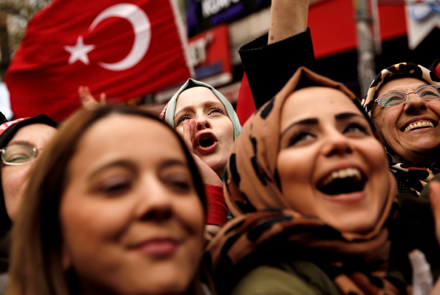 Supporters of Turkish President Tayyip Erdogan cheer during a rally for the upcoming local elections in Istanbul, Turkey, March 30, 2019. REUTERS 