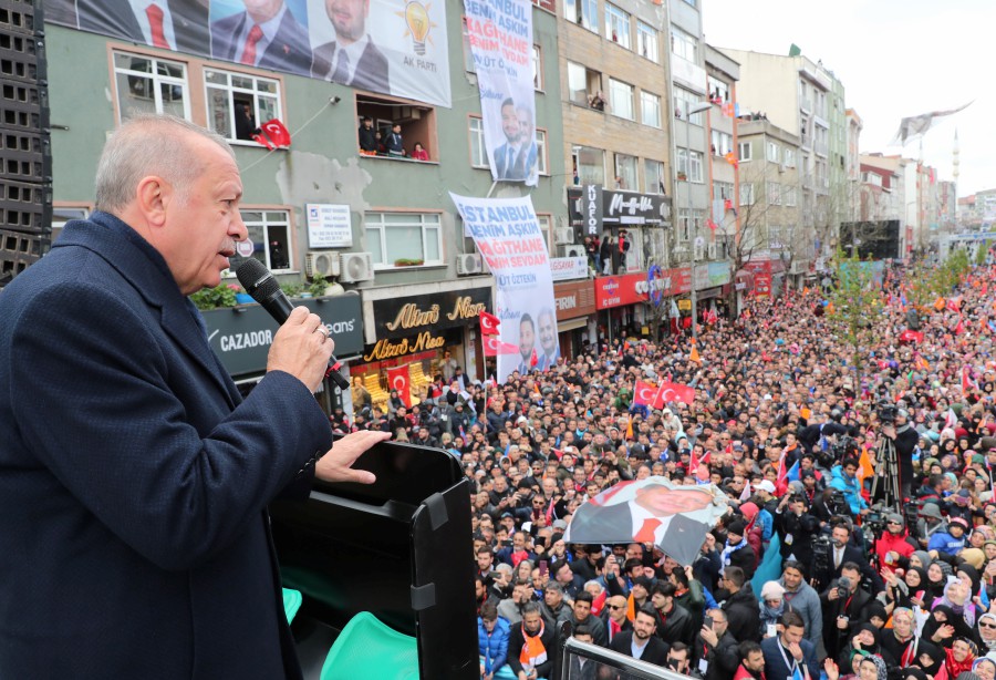  A handout photo made available by the Turkish President press office shows Turkish President Recep Tayyip Erdogan greets to his supporters during his Justice and Development Party (AK Party) local election campaign rally in Istanbul, Turkey, 30 March 2019. Local elections in Turkey's capital and the country's overall 81 provinces are scheduled for 31 March 2019. EPA/TURKISH PRESIDENT PRESS OFFICE 