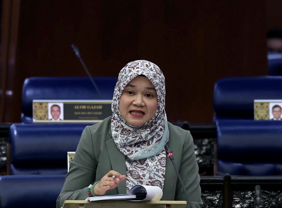 Education Minister Fadhlina Sidek has clarified that school canteens will remain open for non-muslim students. BERNAMA PIC