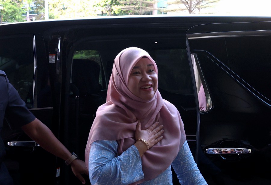 New Education Minister Fadhlina Sidek wanted to make a surprise visit to her old school SK Semenyih today, but everyone at the school already knew that she would drop by. -BERNAMA file pic