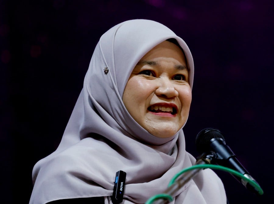 Selangor Keadilan Youth chief Izuan Kasim has come to the defense of Education Minister Fadhlina Sidek amidst criticism from former Deputy Education Minister Dr Puad Zarkashi following the recent release of a World Bank report. BERNAMA PIC