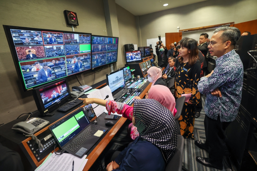 Fahmi and his deputy Teo Nie Ching visited the media room in parliament. They spent some 20 minutes with media personnel. - BERNAMA pic