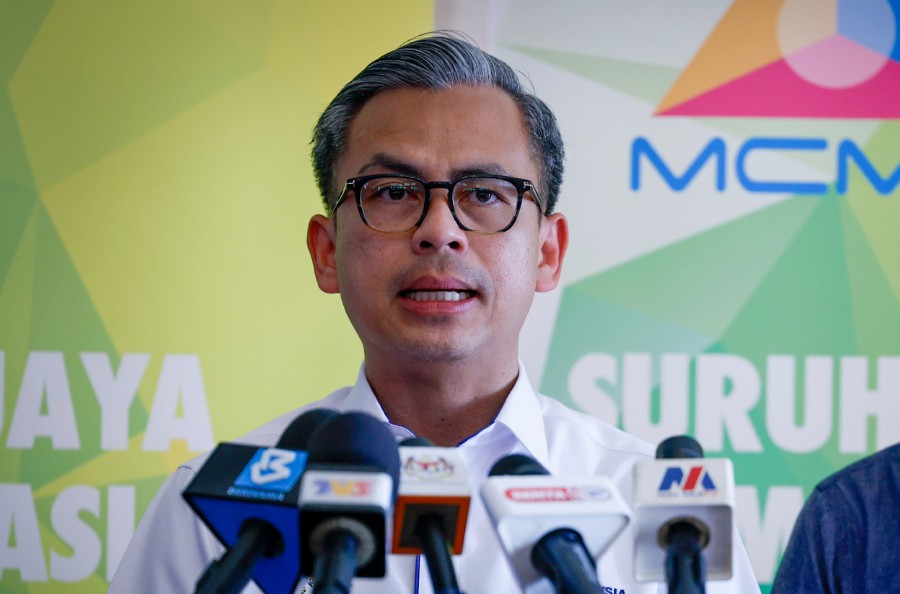 Communications Minister Fahmi Fadzil has called for people not to be in a hurry to comment on the proposal to do away with pensions for the civil service. BERNAMA PIC