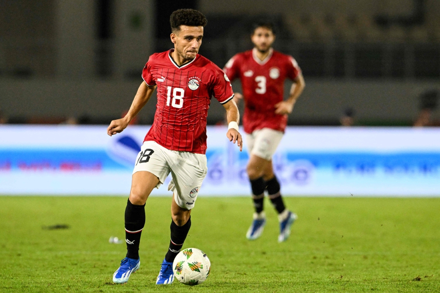Egypt's forward Mostafa Fathi runs with the ball during the Africa Cup of Nations (CAN) 2024 round of 16 football match between Egypt and DR Congo at the Stade Laurent Pokou in San Pedro. (Photo by SIA KAMBOU / AFP)