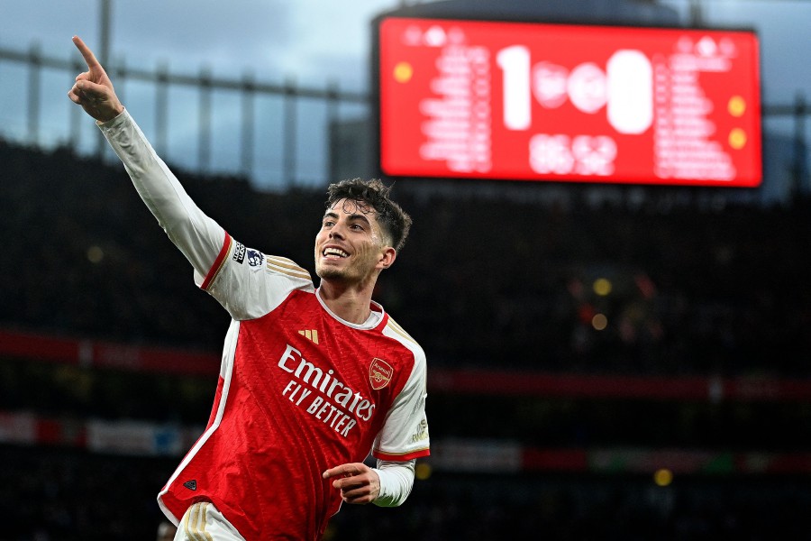 Arsenal top Premier League as Liverpool prepare to host Man Utd