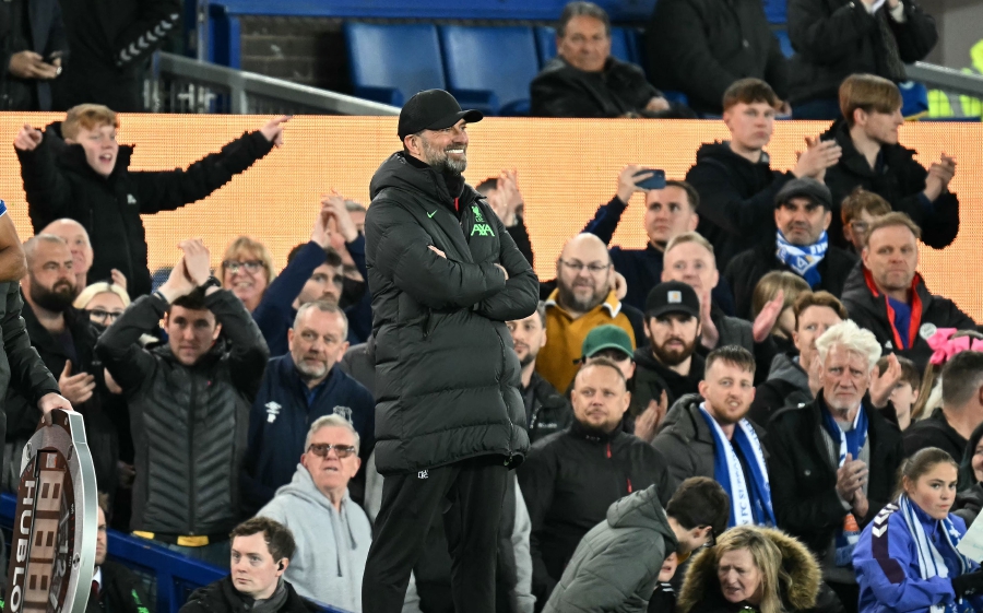 Everton fans cheer as Liverpool's German manager Jurgen Klopp reacts during the English Premier League football match between Everton and Liverpool at Goodison Park in Liverpool, north west England. (Photo by Paul ELLIS / AFP) 