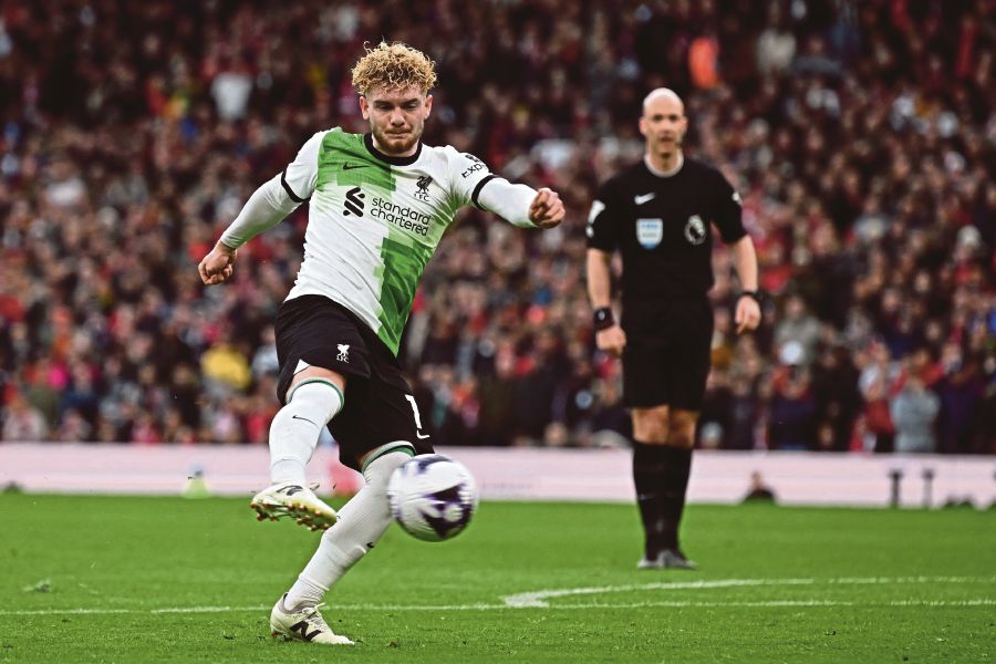 Liverpool's English midfielder Harvey Elliott has an unsuccessful shot during the English Premier League football match between Manchester United and Liverpool at Old Trafford in Manchester, north west England. (Photo by Paul ELLIS / AFP) 